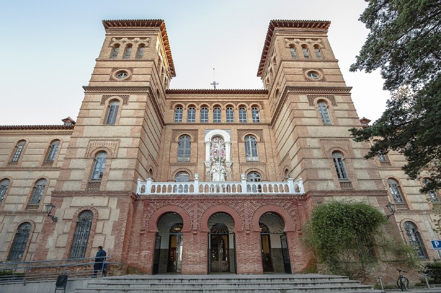 دانشگاه گرانادا اسپانیا دانشگاهی قدیمی و جزوه بهترین دانشگاه‌های اسپانیا